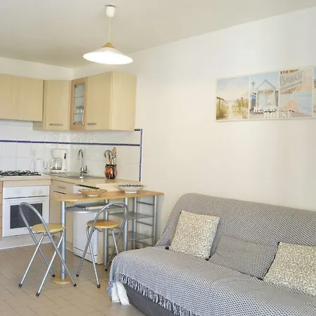 Apartment Cap D'agde: Appt 2 Pieces Cabine, 6 Couchages, Proche Plage, Loggia, Parking - Fr-1-249-127 *